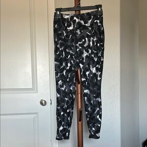 Betsy Johnson Black White & Gray Animal Print Leggings Size Small |C124